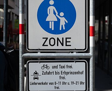 Verkehrsschild mit der Aufschrift "Fußgängerzone"