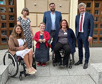Der Beirat für Menschen mit Behinderungen (BMB) der Stadt Karlsruhe blickt auf eine fünfjährige Amtszeit zurück: Meftune Ippolito, Beate von Malottki, Simone Fischer, Artur Budnik und Ulrike Wernert mit OB Dr. Frank Mentrup  (von links)