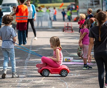 Straße mit spielenden Kindern