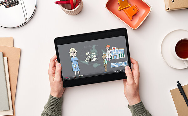 Tablet mit dem Erklärvideo zur Geburtshilfe in Karlsruhe