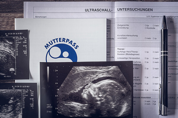 Mutterpass mit Ultraschallbildern