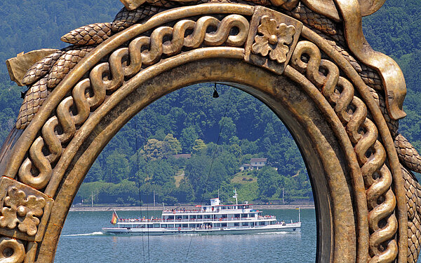 Blick durch Metallbogen auf Bodenseeschiff