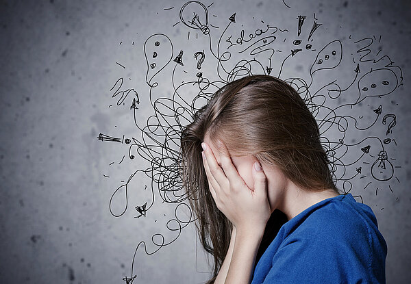 Frau legt die Hände aufs Gesicht, Illustrationen symbolisieren Stress und Verwirrung