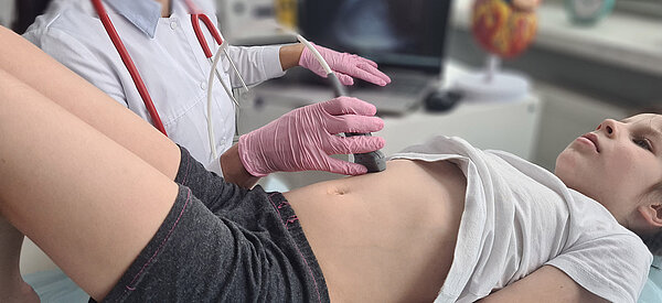 Ein Kind wird mit Ultraschall untersucht