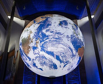Große Weltkugel die im Rahme der Ausstellung "Gaia"  im Inneren der Stadtkirche Karlsruhe im Jahr 2024 zu sehen war