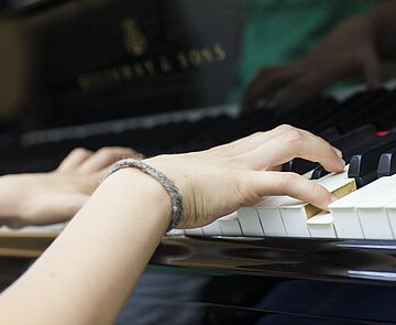 Klavier spielende Hände
