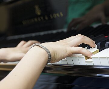 Klavier spielende Hände
