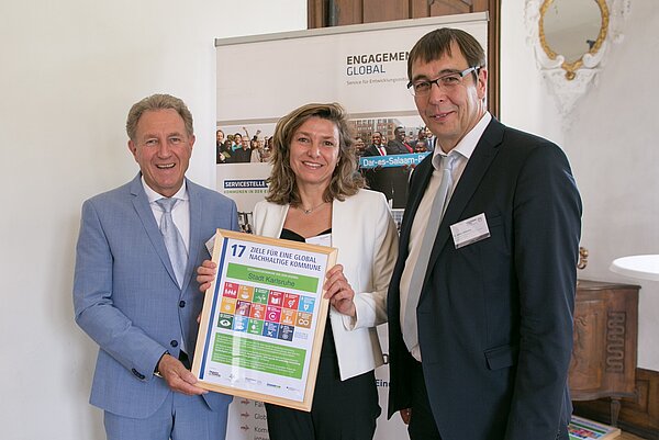 Foto der Urkundenübergabe