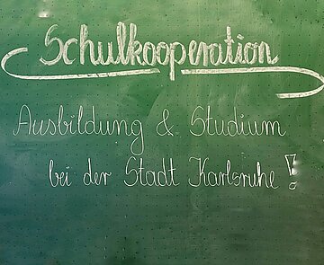 Tafel mit Aufschrift Schulkooperationen
