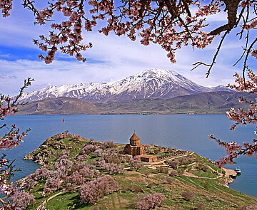 See und schneebedeckter Berg in Van