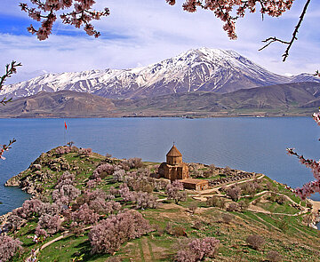 See und schneebedeckter Berg in Van