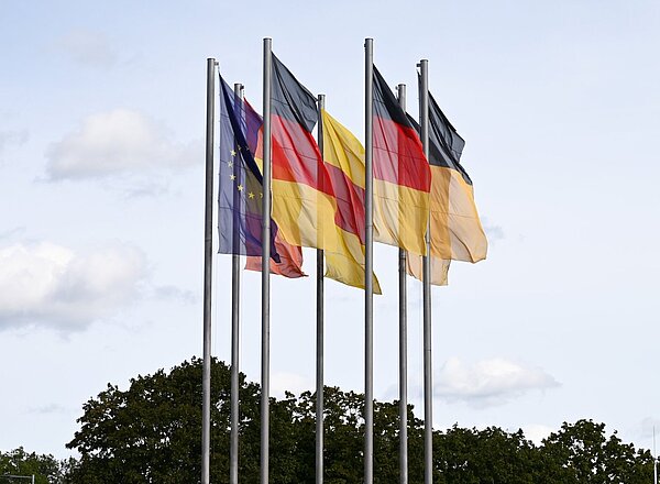 Fahnen wehen im Wind