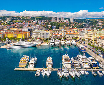 Ansicht des Hafens von Rijeka von schräg oben Richtung Stadt