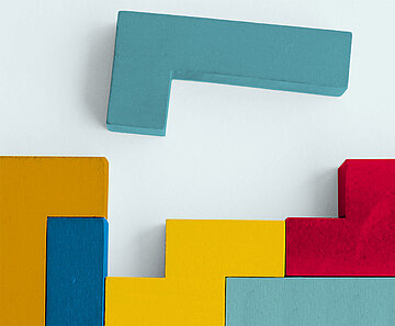 Tetris mit bunten Holzkötzchen