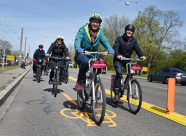 Auf Erkundungstour: Bürgermeister Fluhrer, Staatssekretärin Zimmer und Stadtplanungsamts-Leiterin Prof. Anke Karmann-Woessner (v. r.) machten sich ein Bild vom Verkehrsversuch in der Herrenalber Straße.