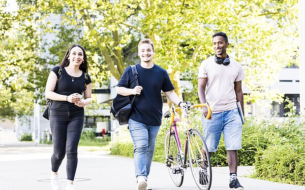 Studierende auf dem Campus