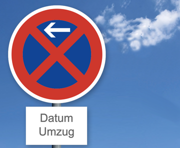 Die Abbildung zeigt ein Haltverbotsschild bei einem Umzug