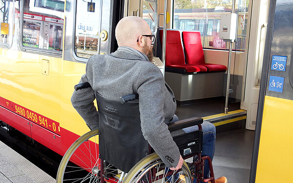 Das Foto zeigt eine barrierefreie Straßenbahn 