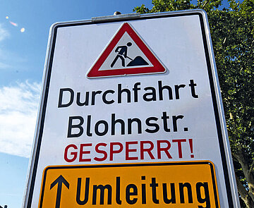Die Abbildung zeigt ein Baustellenschild