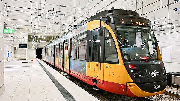 Das Foto zeigt eine Bahn bei der Eröffnung des Stadtbahntunnels