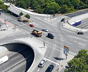 Die Abbildung zeigt eine Autobahnkreuzung 