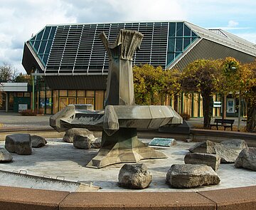 Der Bettelbrunnen in Neureut ohne Wasser.