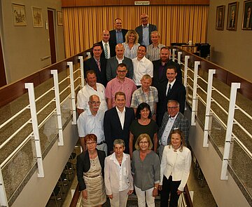 Mitglieder des Ortschaftsrates auf der Treppe im Neureuter Rathaus