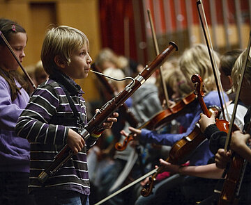 Bild von musizierenden Kindern.