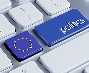 Abbildung PC-Tasten mit Europafahne und politics Schriftzug.