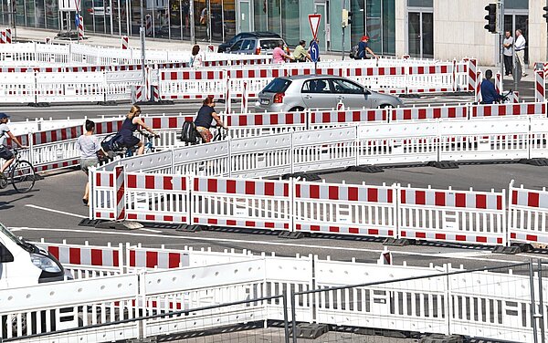 Das Foto zeigt eine Baustelle am Ettlinger Tor mit Radverkehr.
