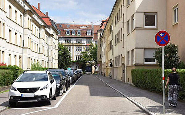 Das Foto zeigt Autos, die am Gehweg parken.