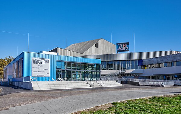 Blick auf das neue Entrée des Badischen Staatstheaters