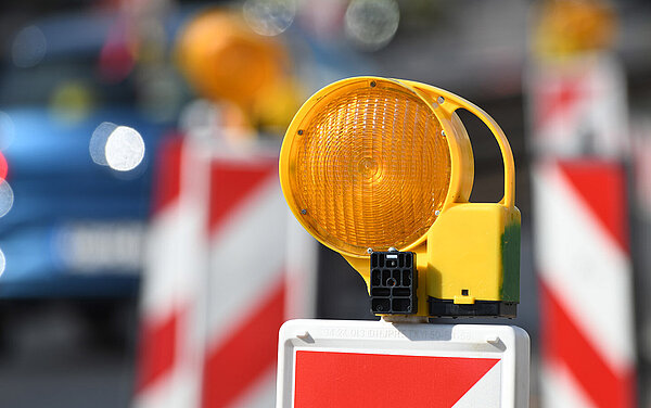Die Abbildung zeigt ein Baustellenwarnzeichen 