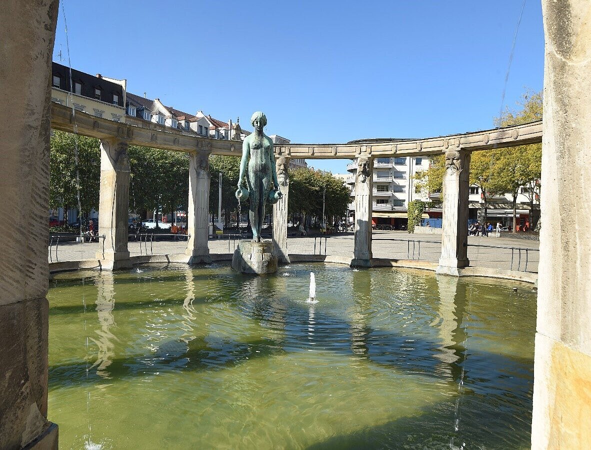 Das Bild zeigt den Stephaniebrunnen auf dem Stephanplatz.