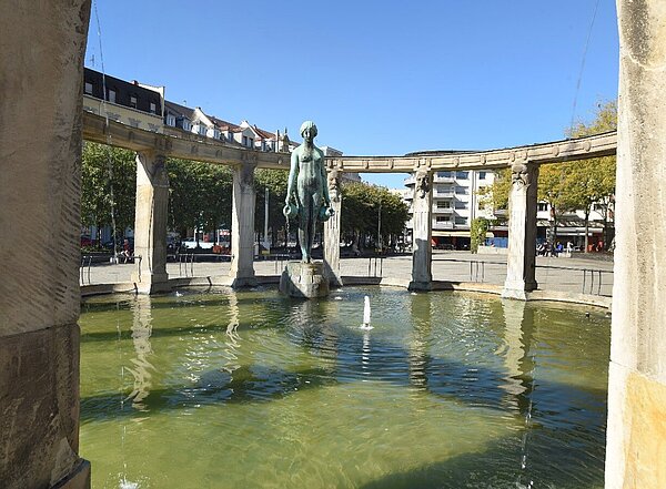 Das Bild zeigt den Stephaniebrunnen auf dem Stephanplatz.