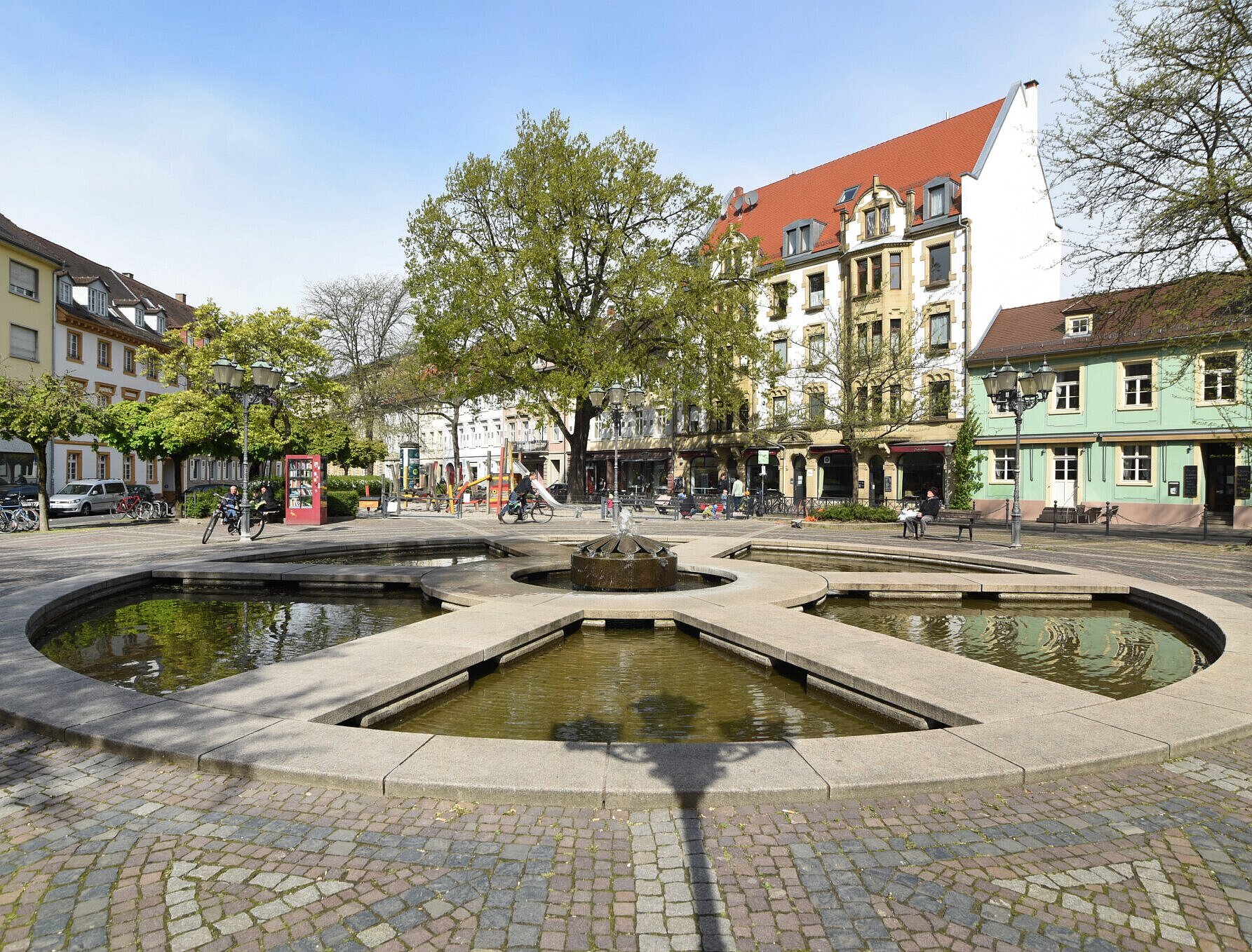 Der Lidellbrunnen mit der Häuserfront im Hintergrund