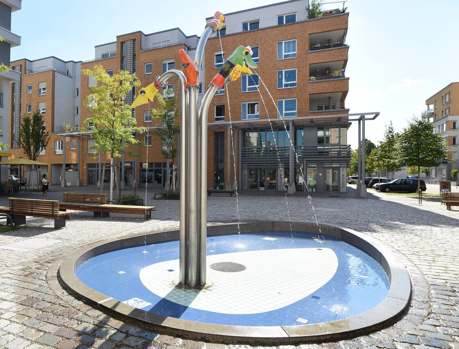 Ein Springbrunnen mit Häusern im Hintergrund