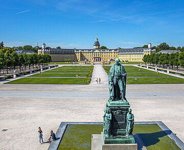 Foto mit Blick auf das Karlsruher Schlosss