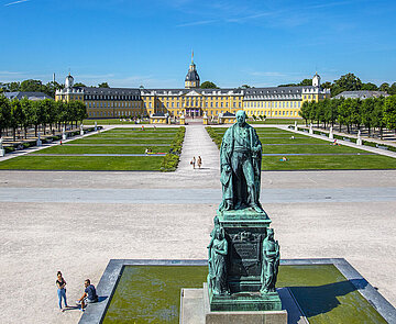 Foto mit Blick auf das Karlsruher Schlosss