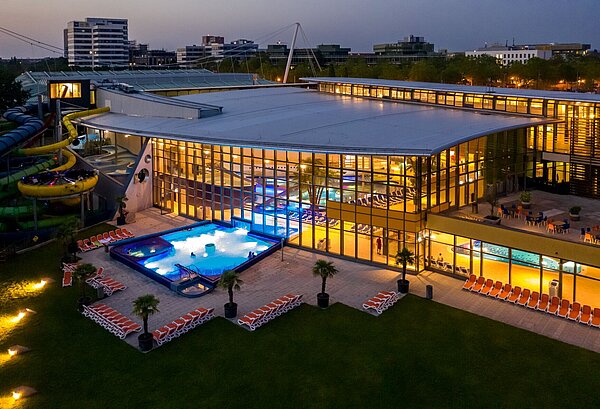 Rückansicht des Karlsruher Europabades in der Abenddämmerung