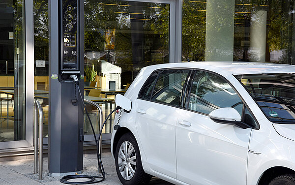 Das Foto zeigt ein Elektroauto an einer Ladesäule.