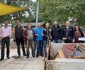 Ein Team der Daimler Truck AG errichtet ein neues Gartenhäuschen für das Kinderhaus Schlossstrahl.
