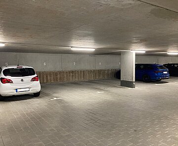 Ungenutzte Stellplätze in einer privaten Tiefgarage