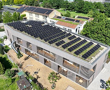 Photovoltaik-Anlagen auf dem Dach der Kindertagesstätte am Weinbrennerplatz und der Weinbrennerschule. Foto: Nikolay Kazakov
