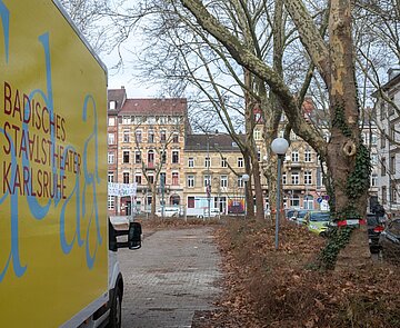 Das Badische Staatstheater wird saniert und erweitert: dazu müssen auch einige Platanen weichen - Neupflanzungen sind vorgesehen