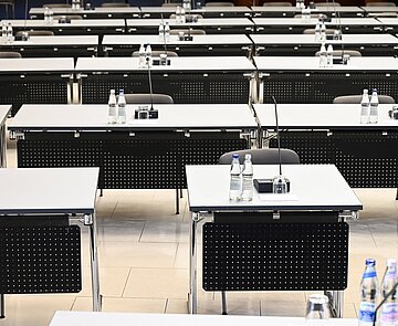 Einzelne Tische mit Mikrofonen im Bürgersaal