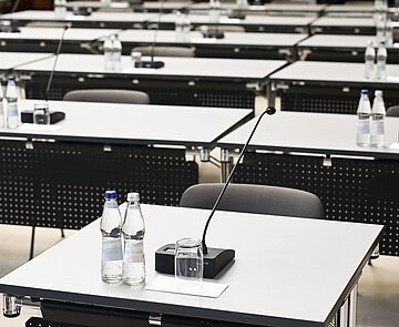 Einzelne Tische mit Mikrofonen
