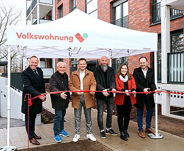 Feierlicher Banddurchschnitt: Baubürgermeister Daniel Fluhrer, Gerhard Repple (Bürgerverein Nordweststadt), Stefan Storz, Geschäftsführer der Volkswohnung, Dipl.-Ing. Matthias Brennfleck (Volksbau Architekten), Annette Lehn (Volkswohnung) und Bernhard Bauer (Diringer & Scheidel) (v.l.) 