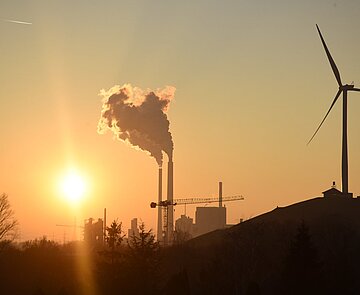 Rauchende Schornsteine des Kohlekraftwerks im Karlsruher Rheinhafen