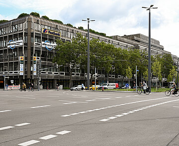 Gebäude des ehemaligen Postgiroamts am Ettlinger Tor